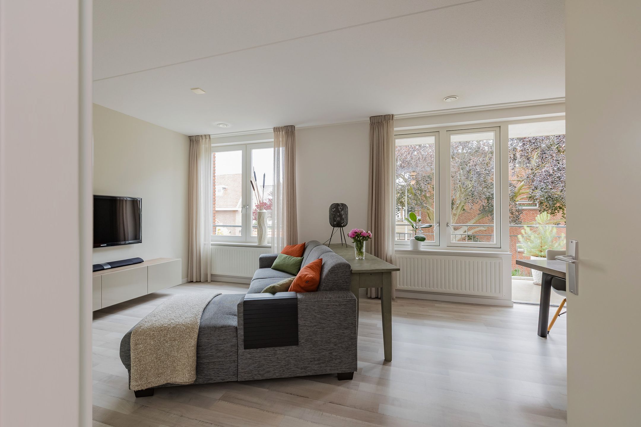 Modern Three Room Apartment with Balcony and Private Parking in Central Lisse — 15