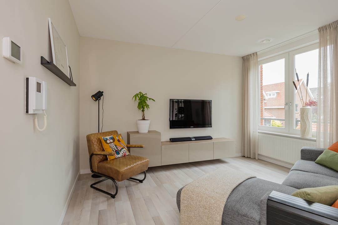 Modern Three Room Apartment with Balcony and Private Parking in Central Lisse — 16
