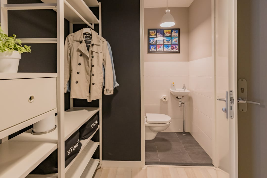 Modern Three Room Apartment with Balcony and Private Parking in Central Lisse — 11
