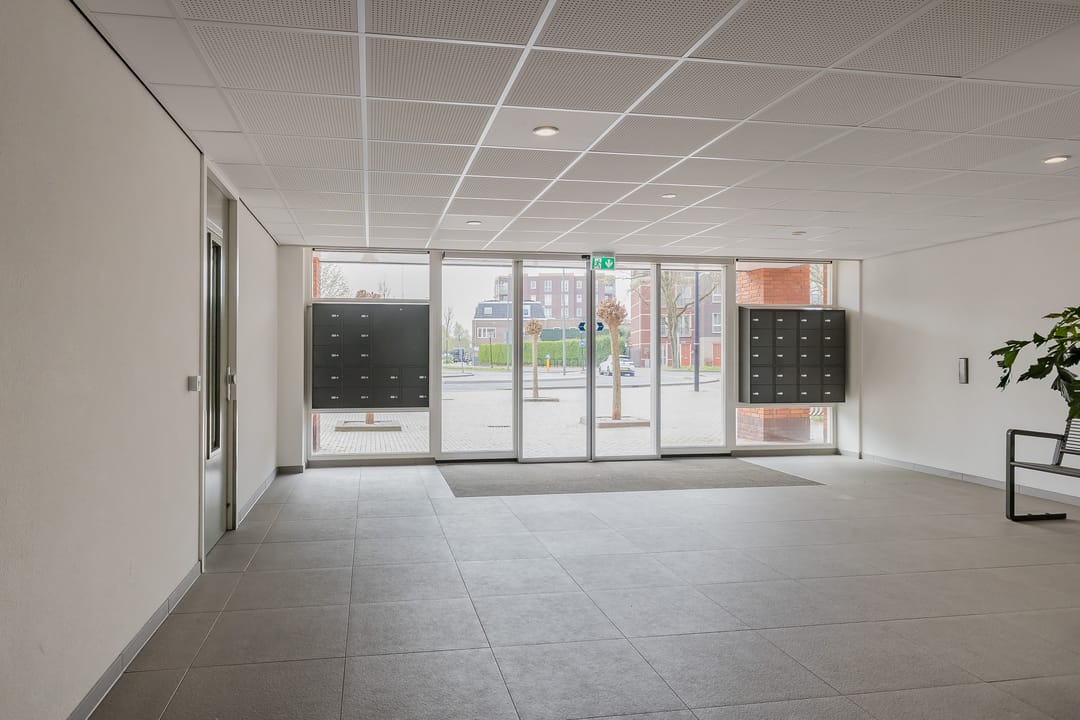 Modern Three Room Apartment with Balcony and Private Parking in Central Lisse — 7