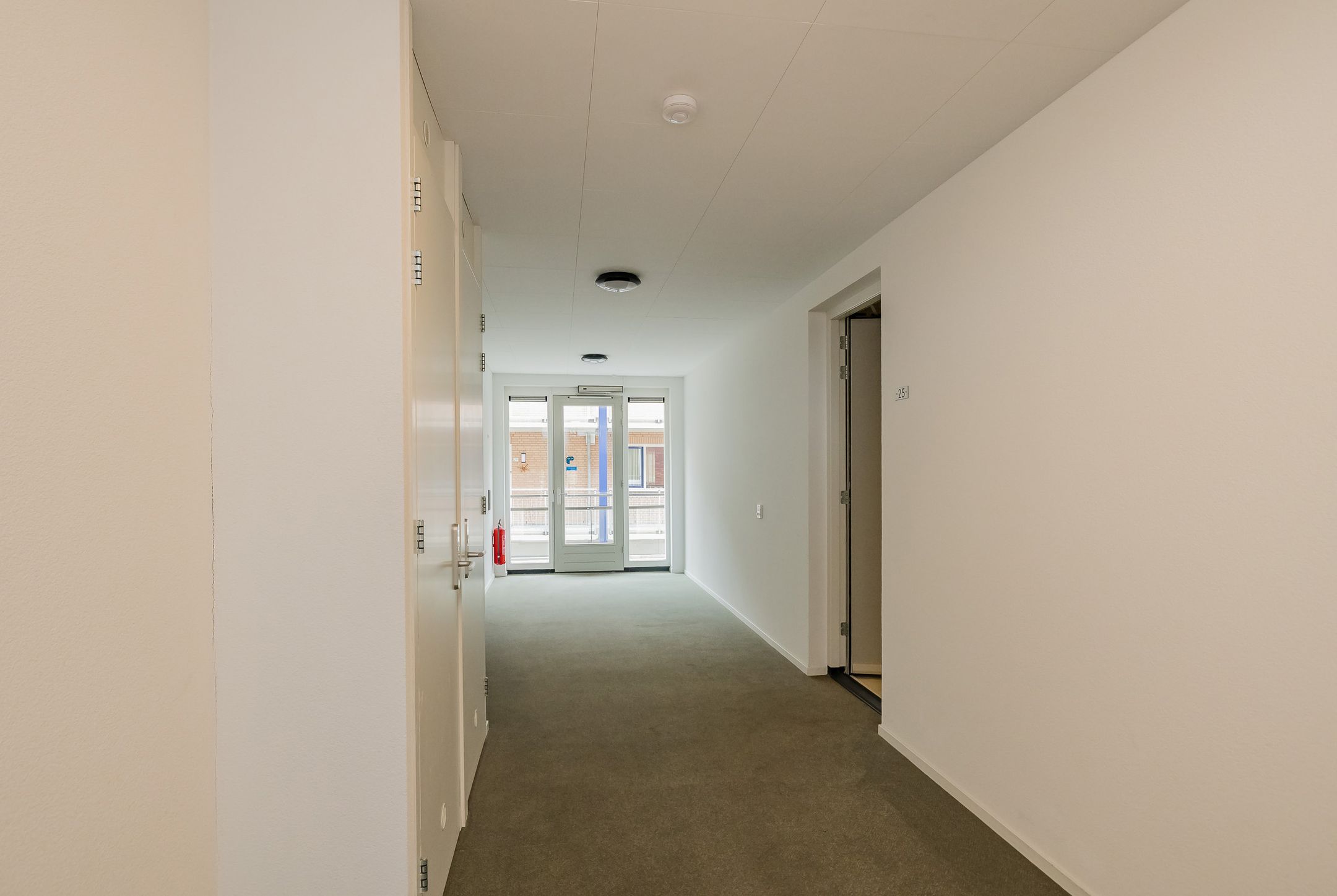 Modern Three Room Apartment with Balcony and Private Parking in Central Lisse — 9