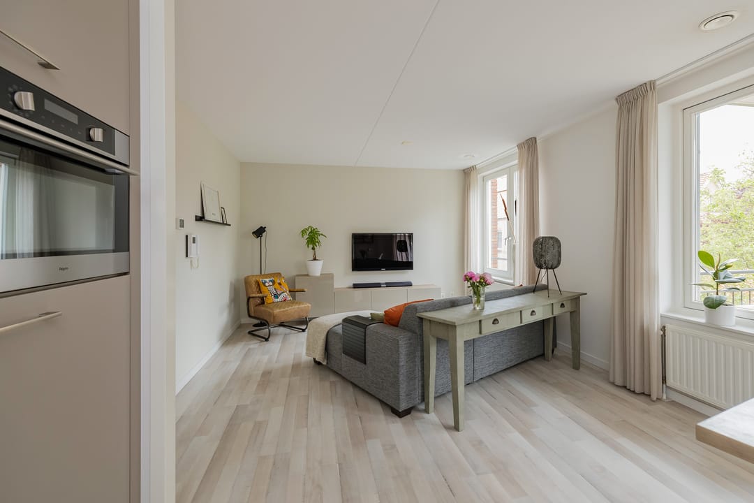 Modern Three Room Apartment with Balcony and Private Parking in Central Lisse — 17