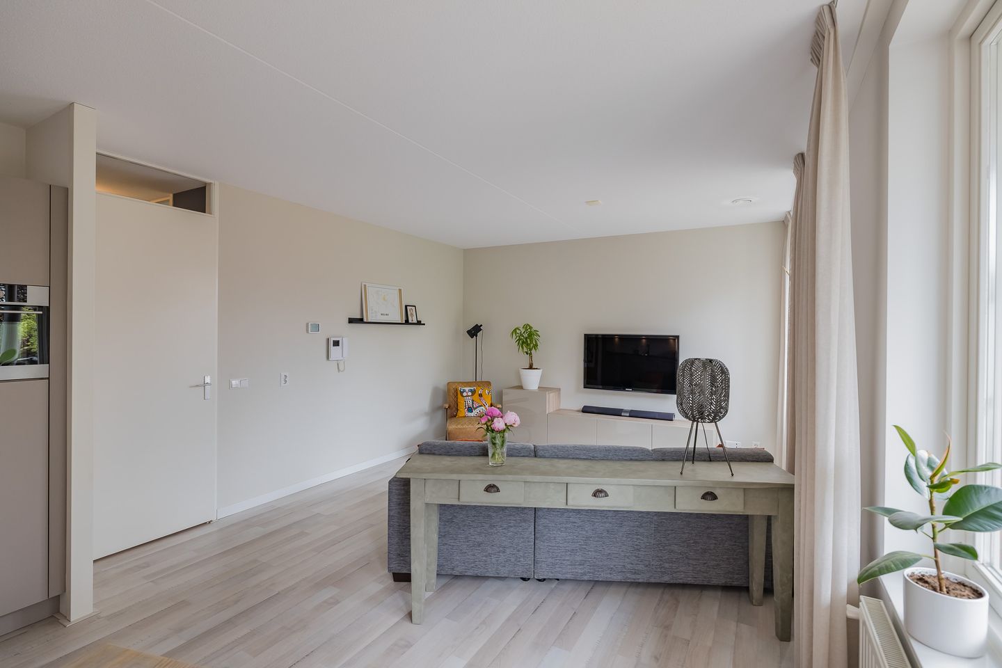 Modern Three Room Apartment with Balcony and Private Parking in Central Lisse — 14