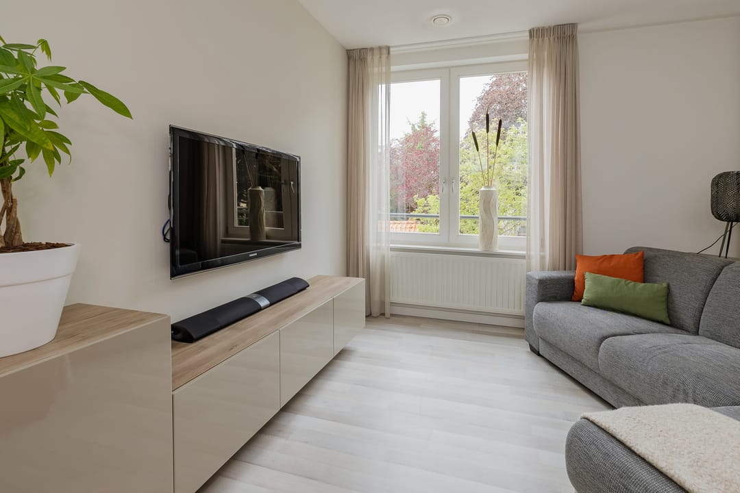 Modern Three Room Apartment with Balcony and Private Parking in Central Lisse — 13