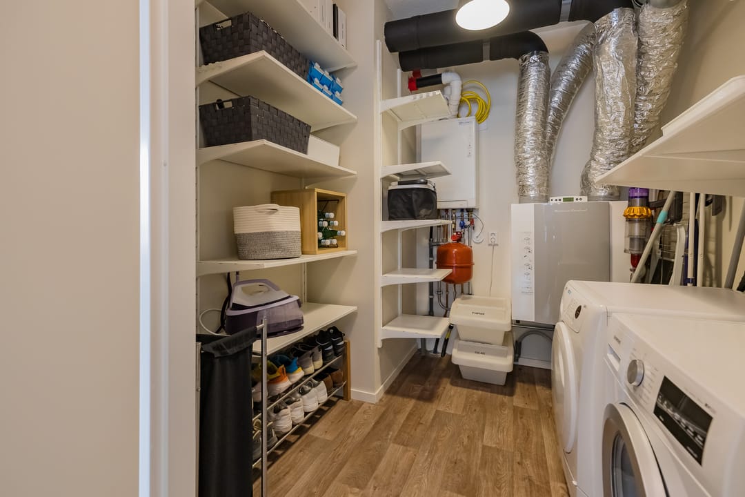 Modern Three Room Apartment with Balcony and Private Parking in Central Lisse — 38