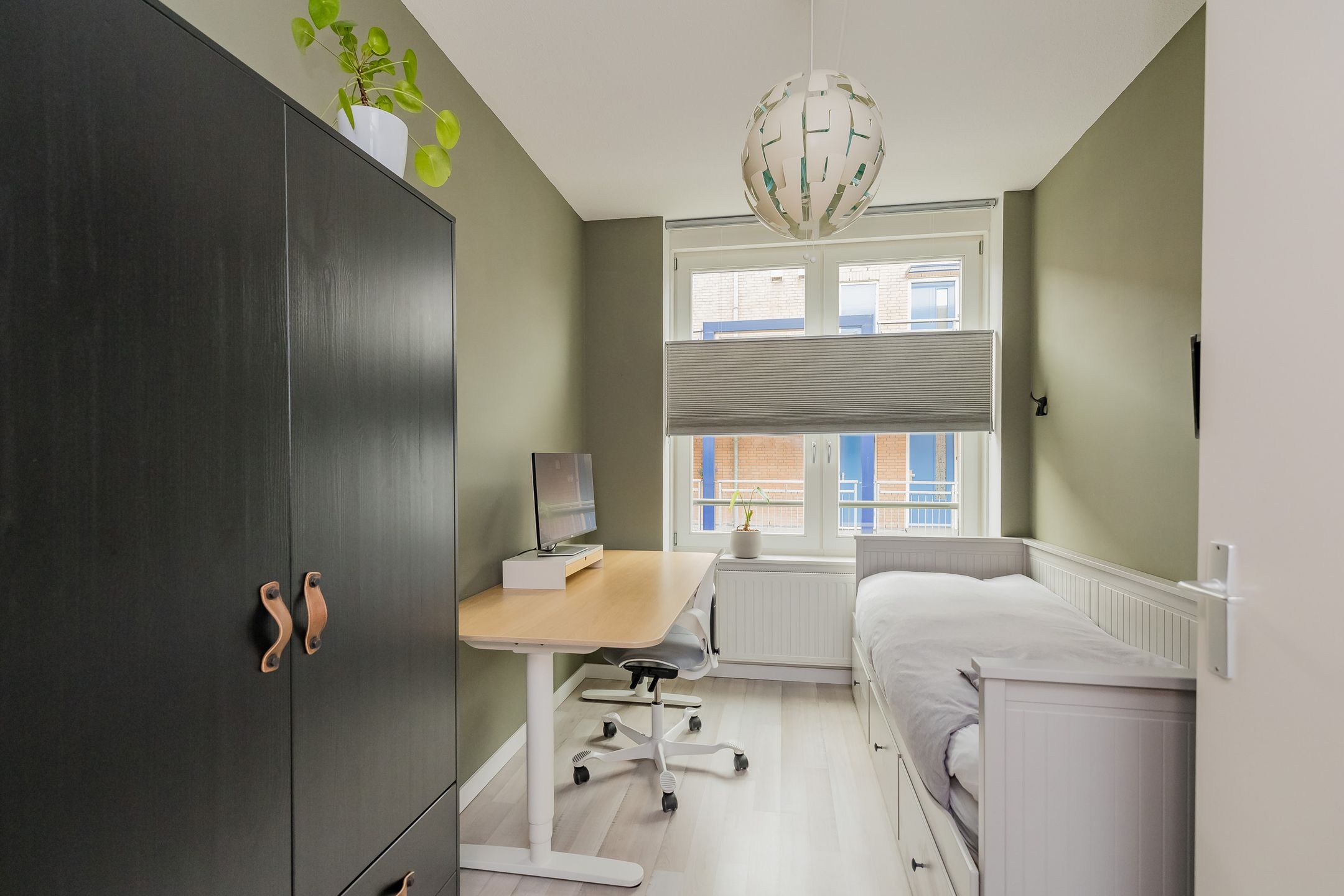 Modern Three Room Apartment with Balcony and Private Parking in Central Lisse — 30