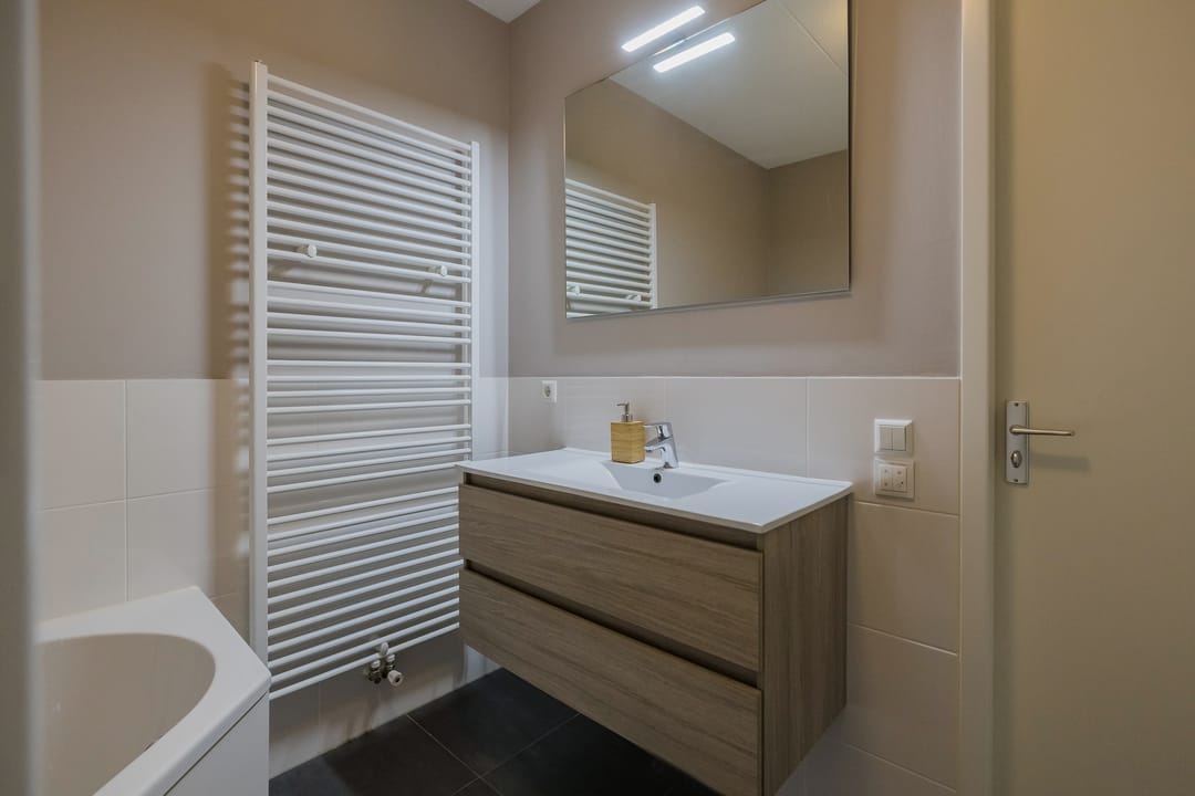 Modern Three Room Apartment with Balcony and Private Parking in Central Lisse — 32
