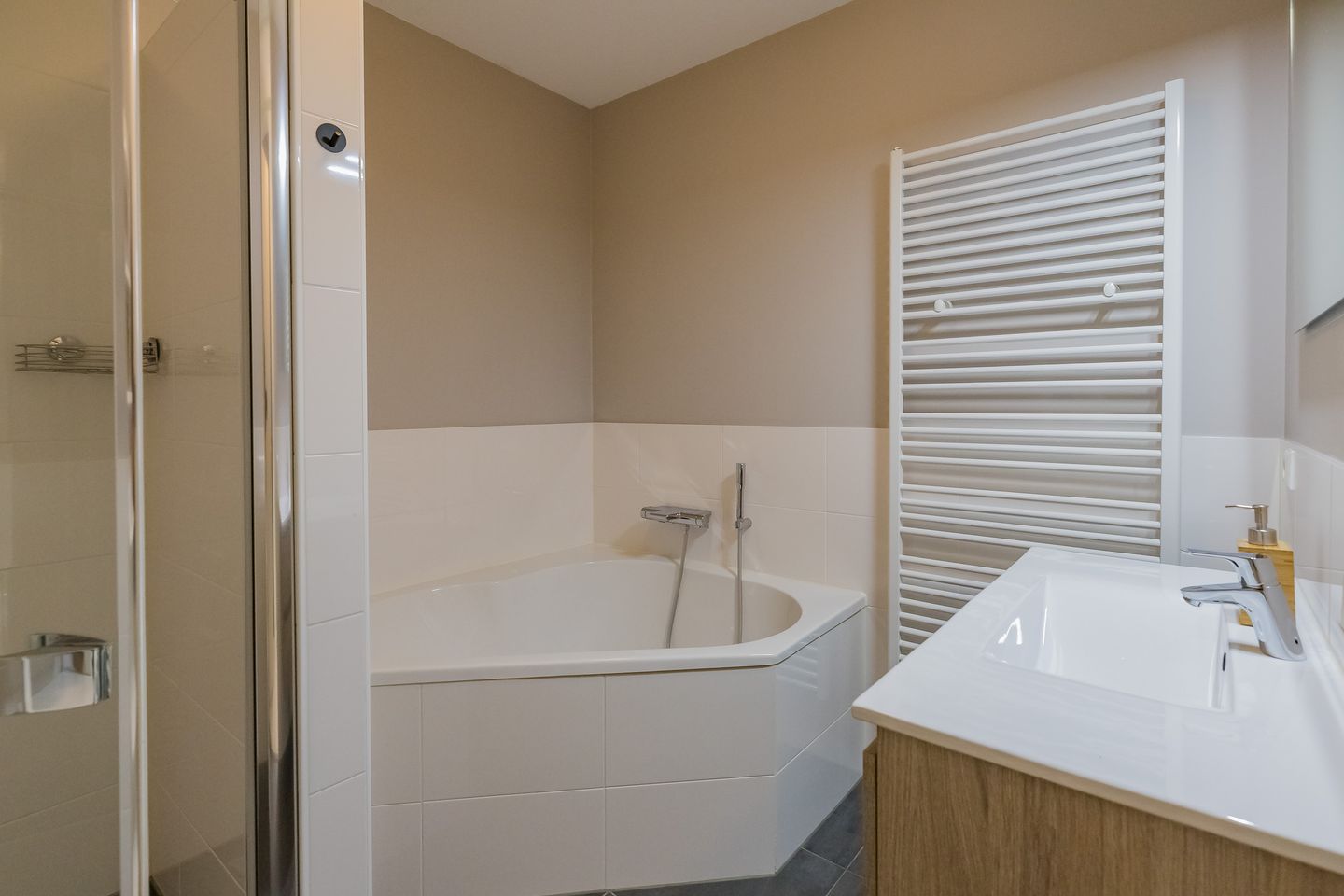 Modern Three Room Apartment with Balcony and Private Parking in Central Lisse — 34