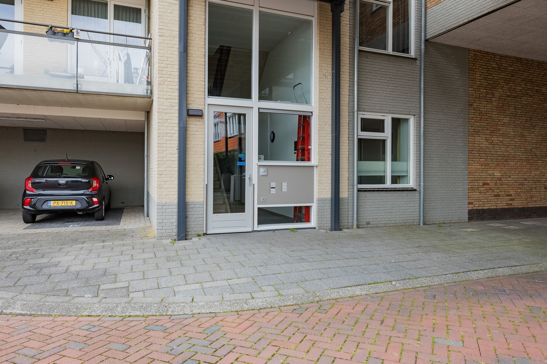 Modern Three Room Apartment with Balcony and Private Parking in Central Lisse — 39