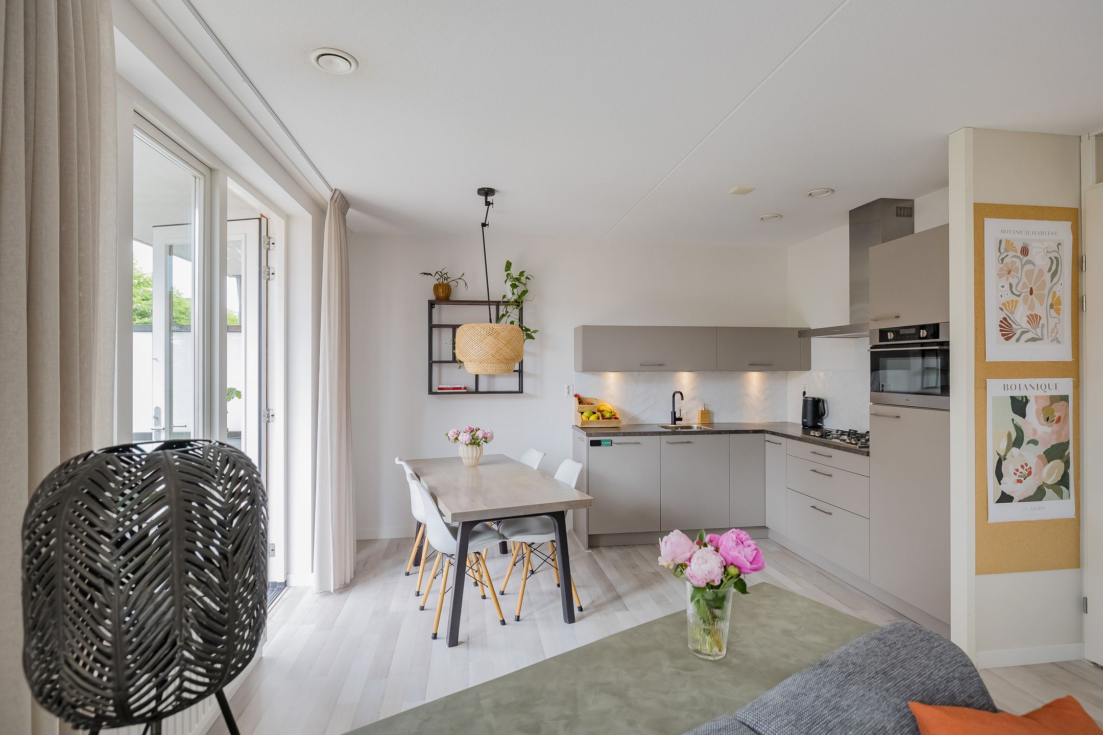 Modern Three Room Apartment with Balcony and Private Parking in Central Lisse — 24