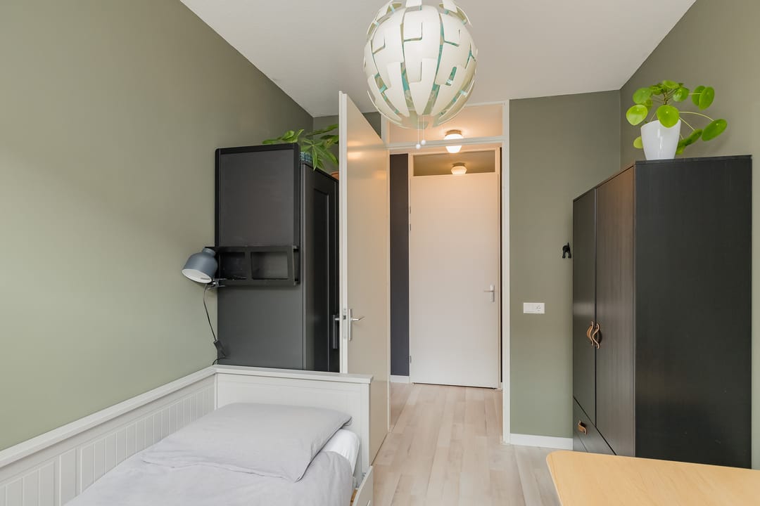Modern Three Room Apartment with Balcony and Private Parking in Central Lisse — 31