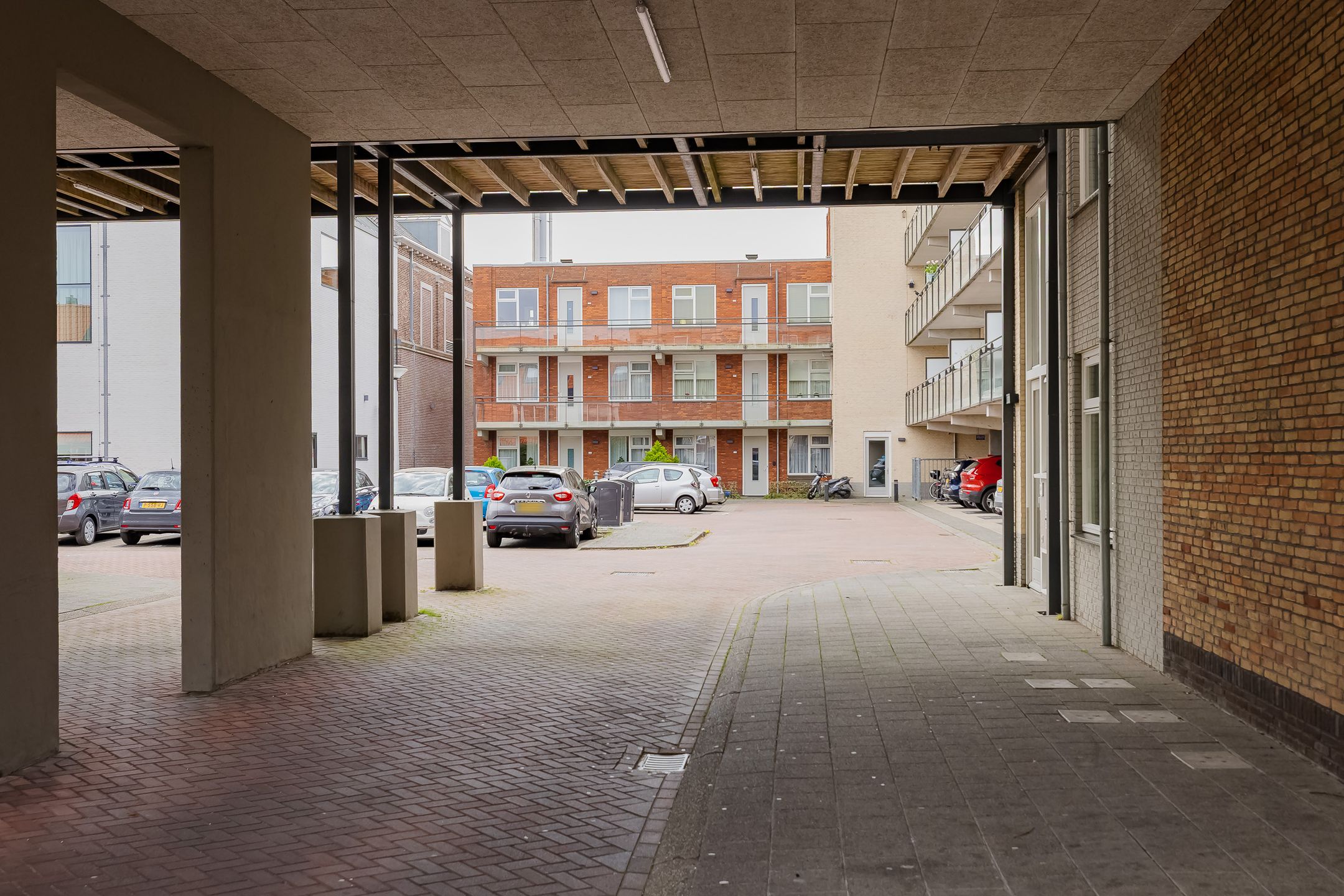 Modern Three Room Apartment with Balcony and Private Parking in Central Lisse — 42