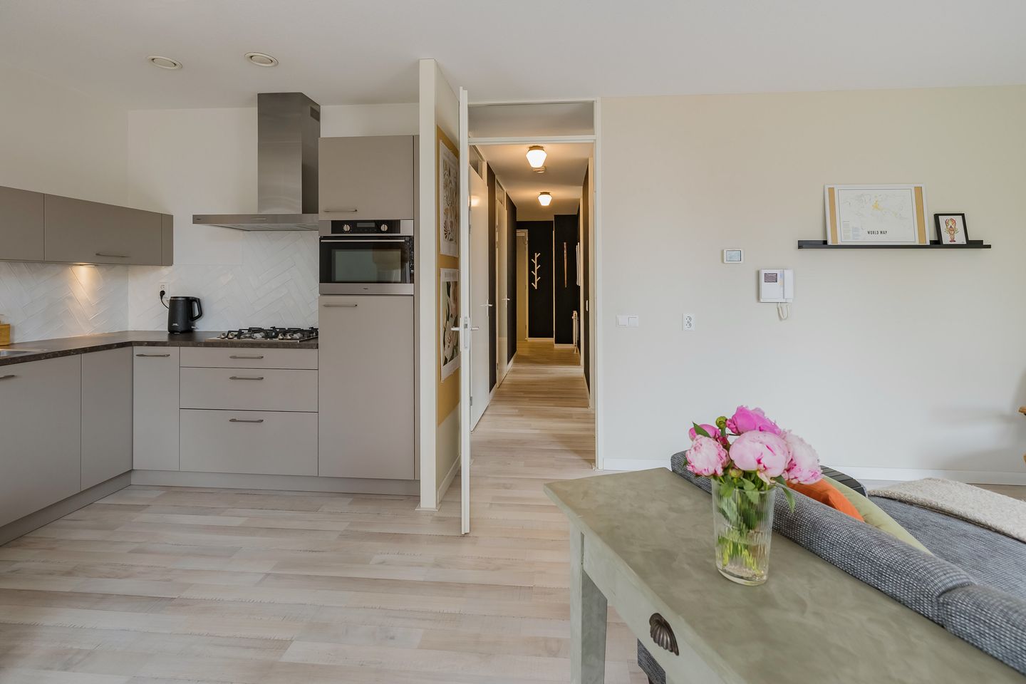 Modern Three Room Apartment with Balcony and Private Parking in Central Lisse — 20
