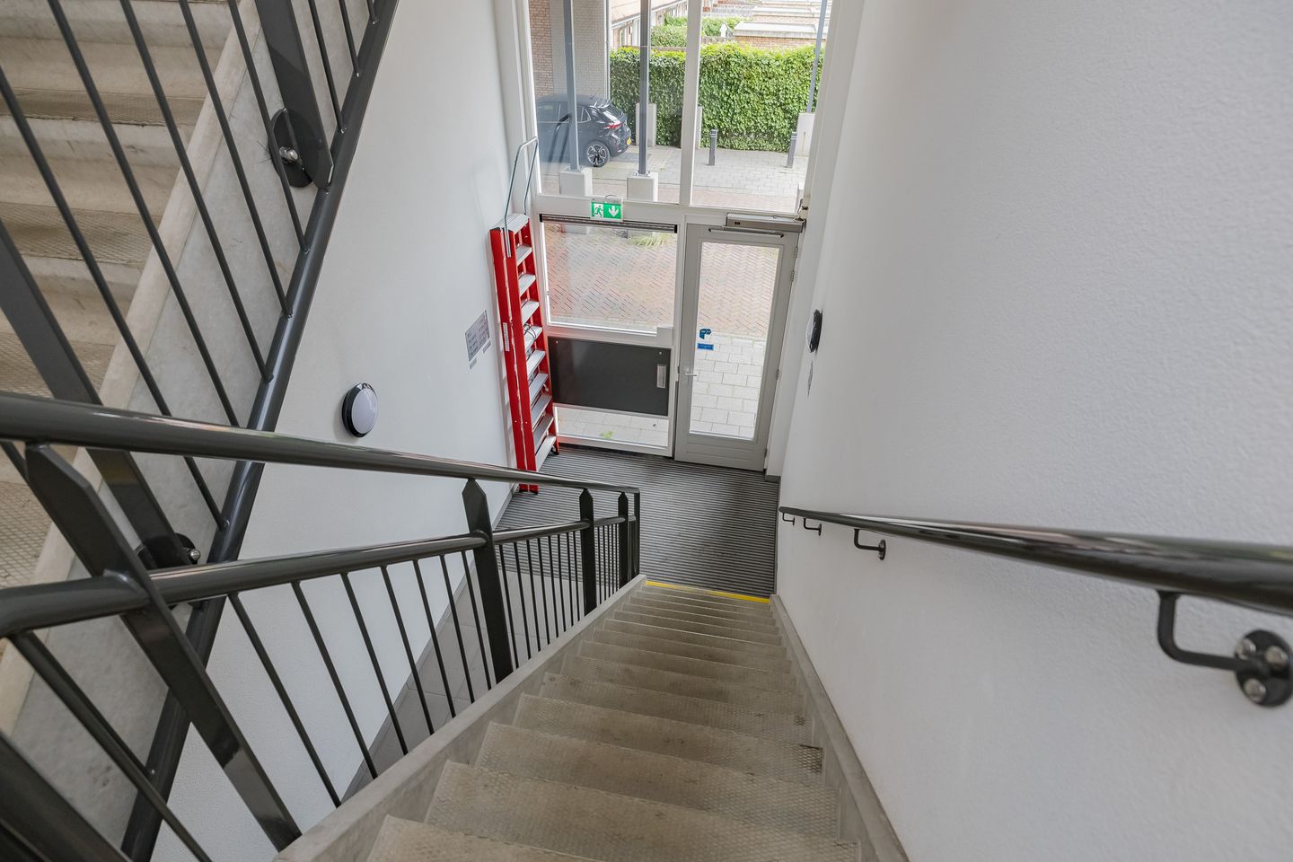 Modern Three Room Apartment with Balcony and Private Parking in Central Lisse — 40