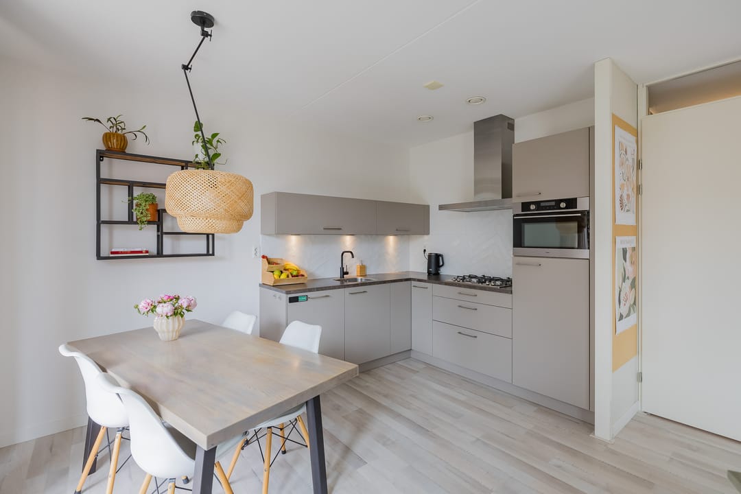 Modern Three Room Apartment with Balcony and Private Parking in Central Lisse — 22
