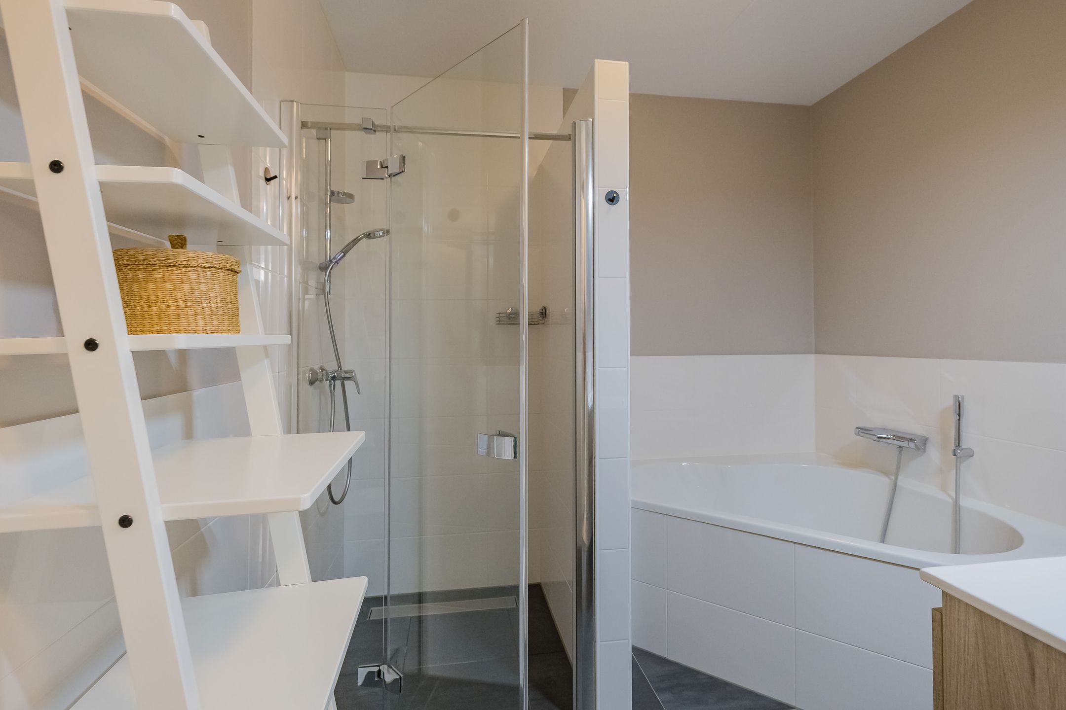 Modern Three Room Apartment with Balcony and Private Parking in Central Lisse — 33