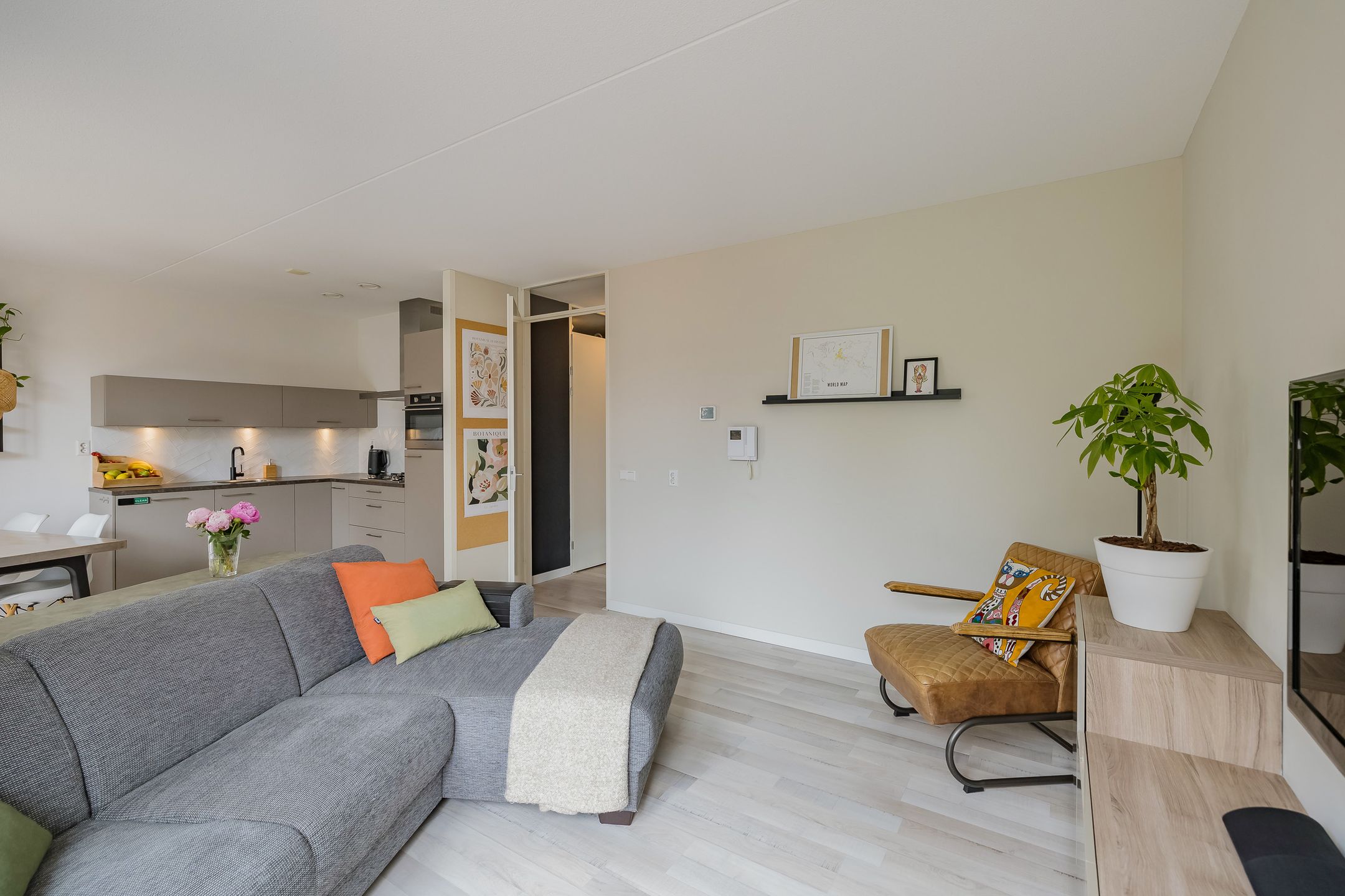Modern Three Room Apartment with Balcony and Private Parking in Central Lisse — 18