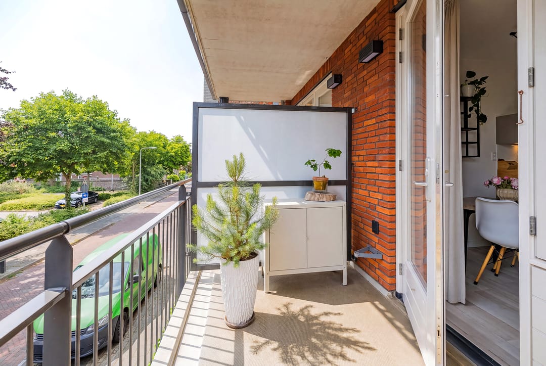 Modern Three Room Apartment with Balcony and Private Parking in Central Lisse — 37