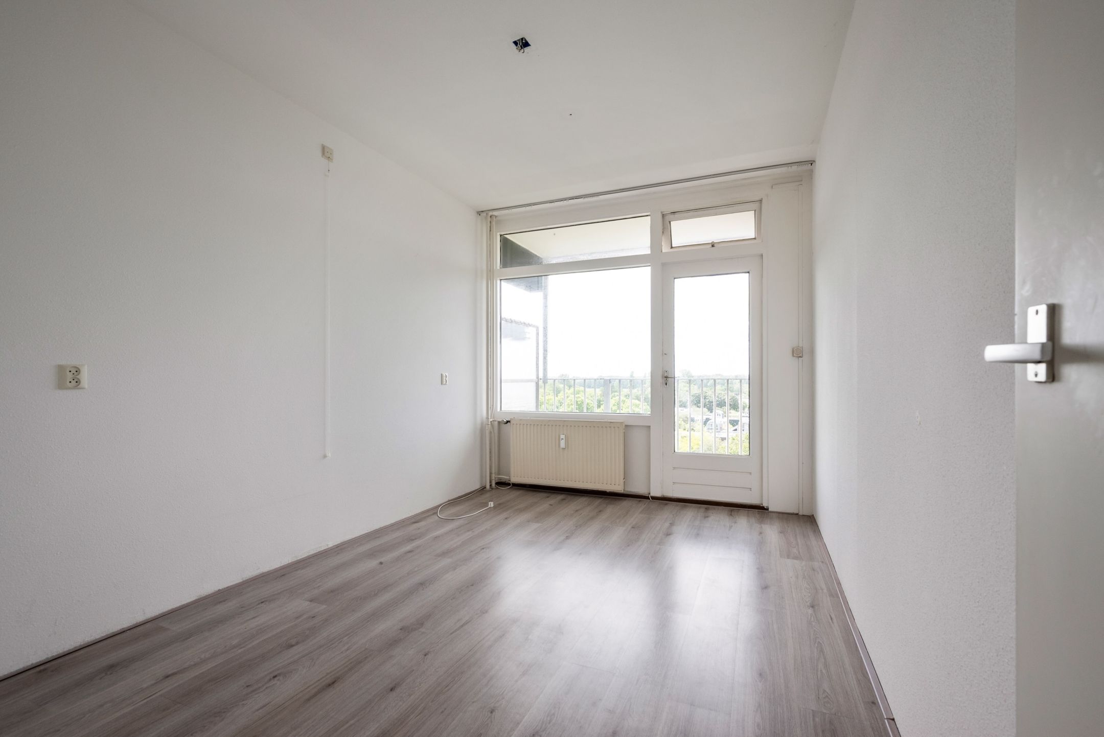 Bright 3 Room Top Floor Apartment with West Facing Balcony — 12