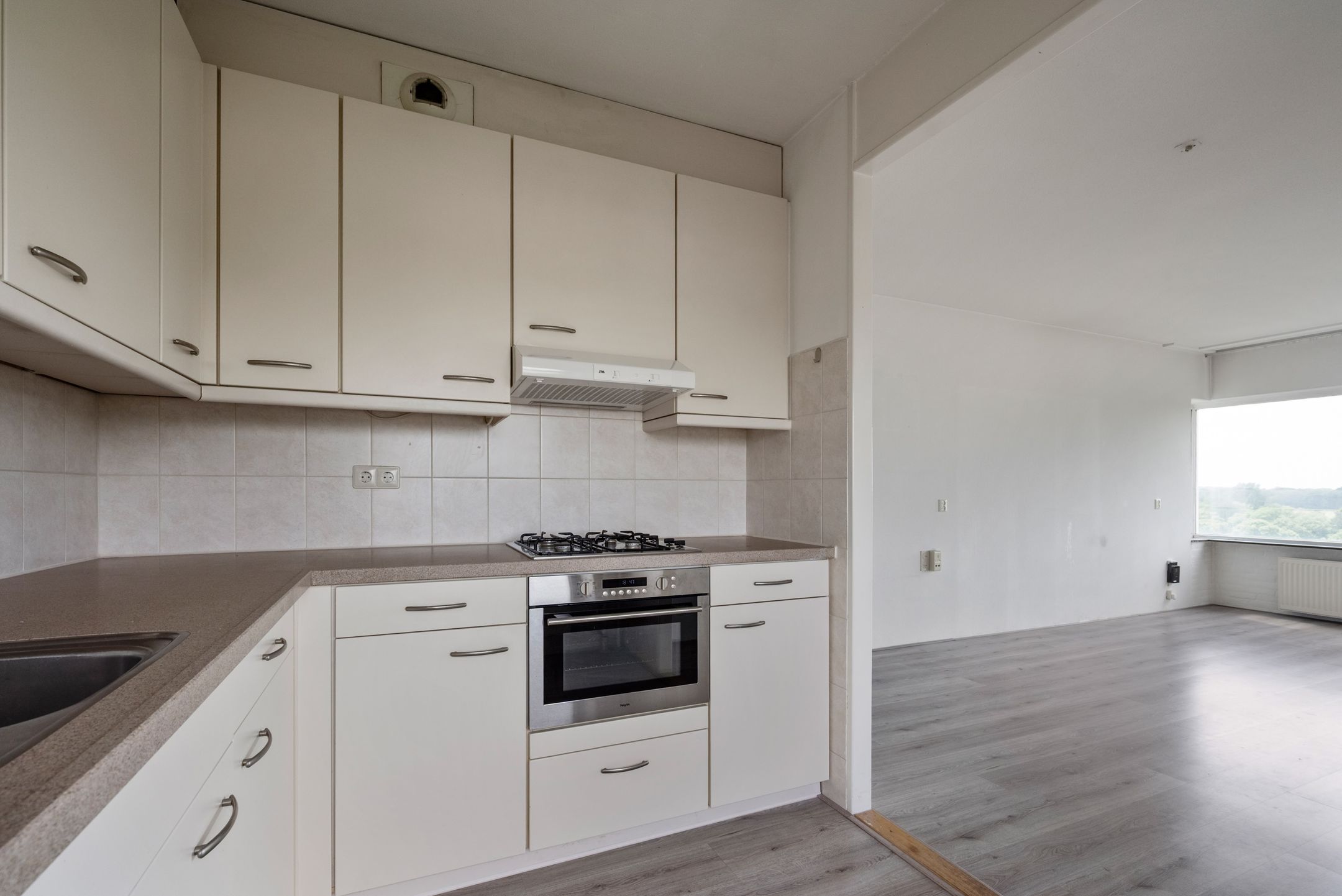Bright 3 Room Top Floor Apartment with West Facing Balcony — 9