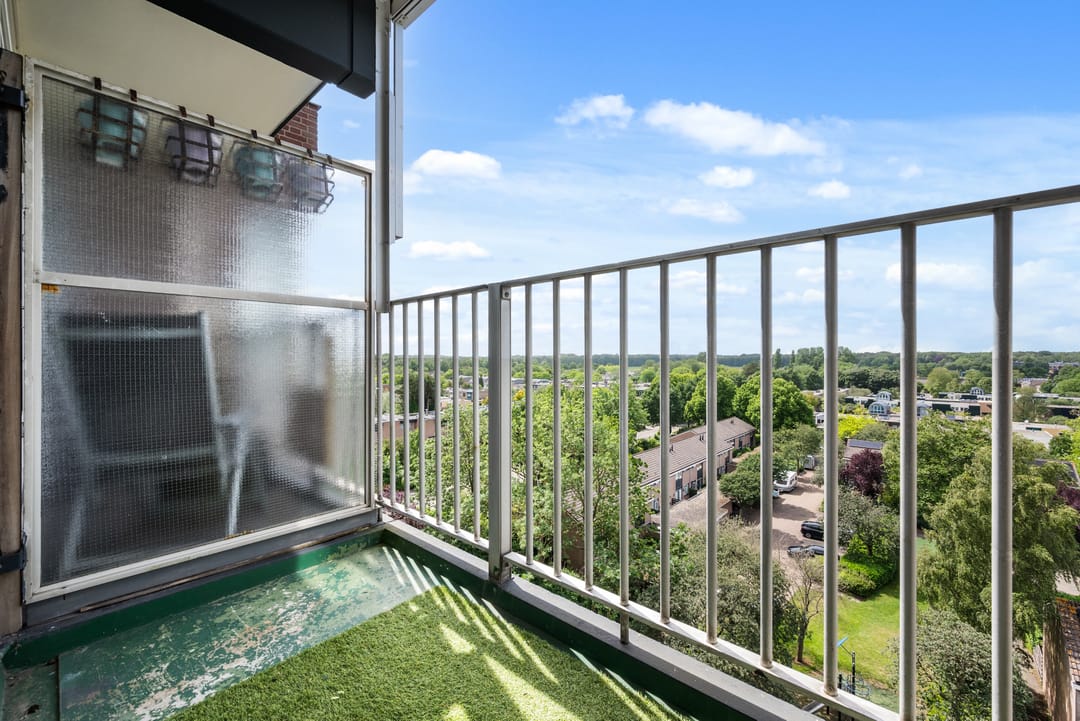 Bright 3 Room Top Floor Apartment with West Facing Balcony — 17