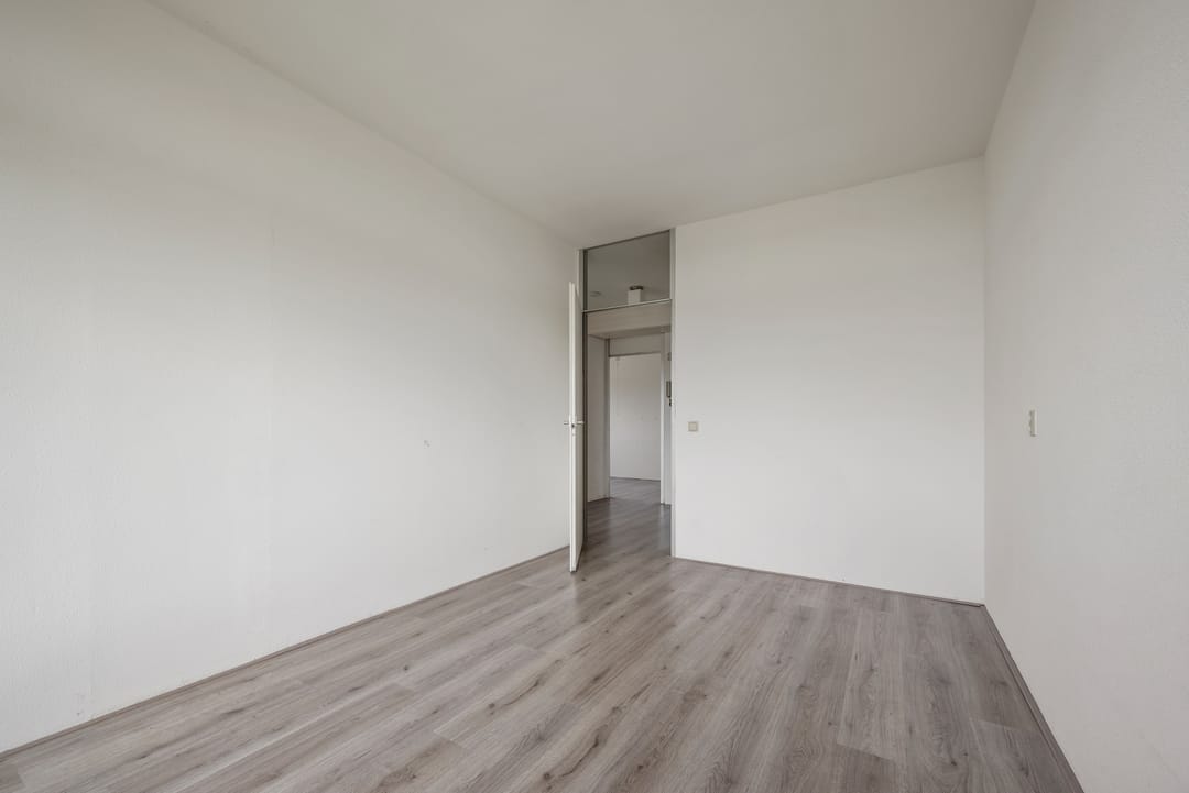 Bright 3 Room Top Floor Apartment with West Facing Balcony — 13