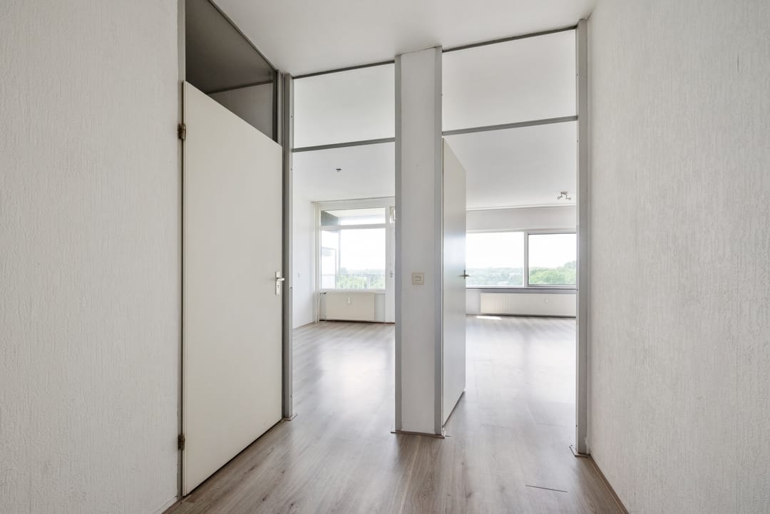 Bright 3 Room Top Floor Apartment with West Facing Balcony — 11