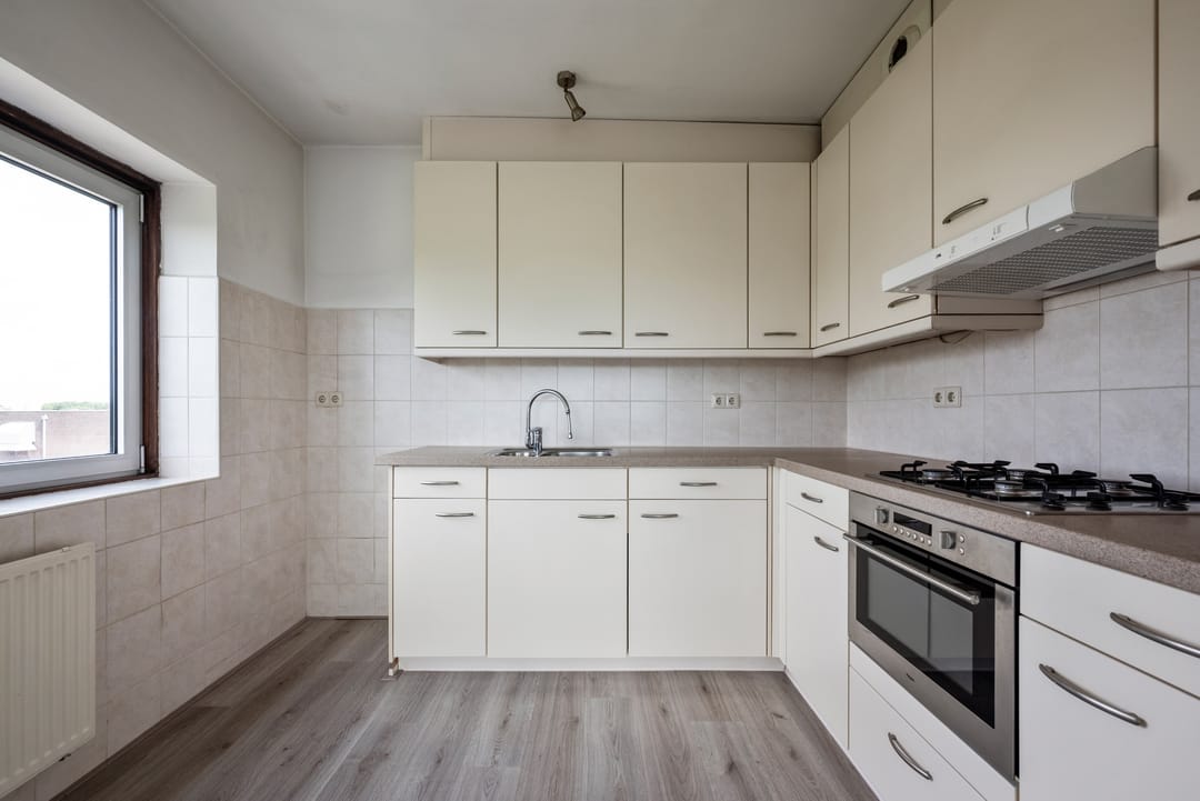 Bright 3 Room Top Floor Apartment with West Facing Balcony — 8