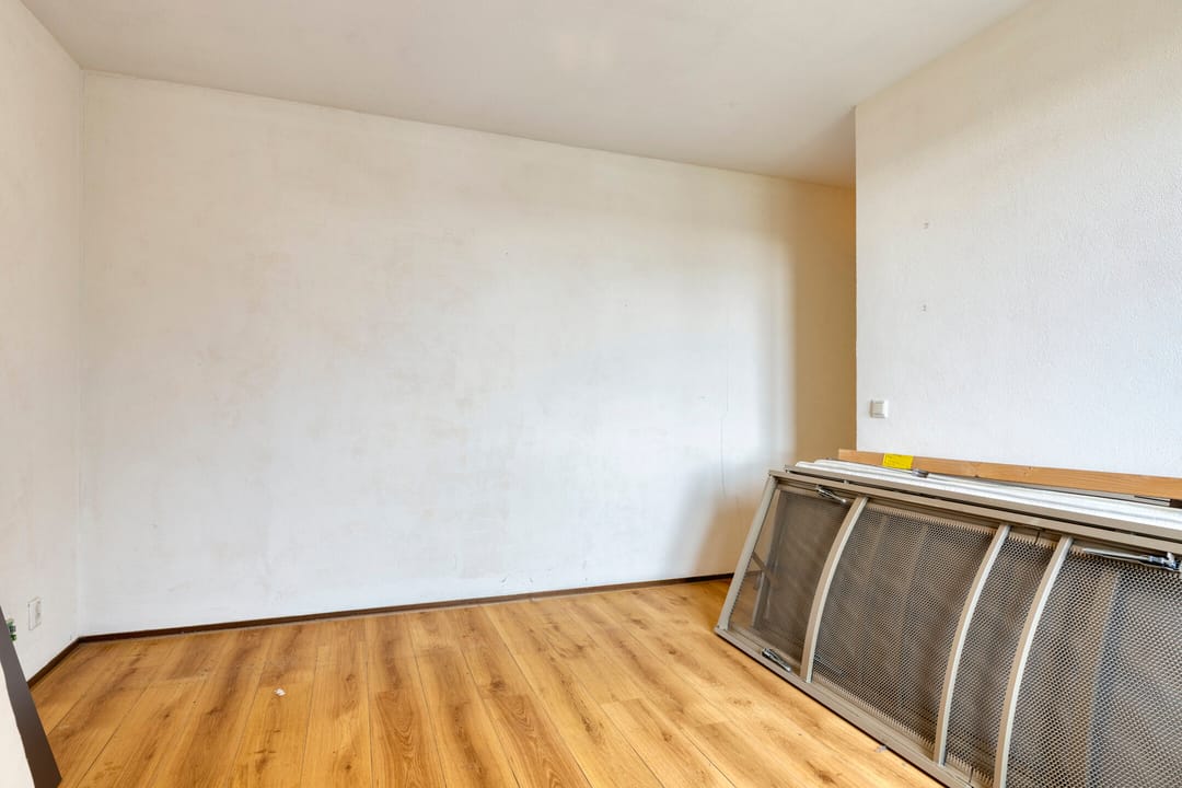 Spacious Ground Floor Apartment with Loggia and Balcony Near the Water — 22