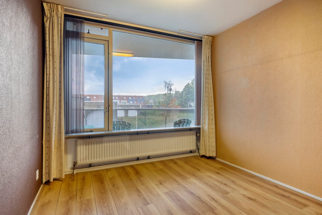 Spacious Ground Floor Apartment with Loggia and Balcony Near the Water — 28