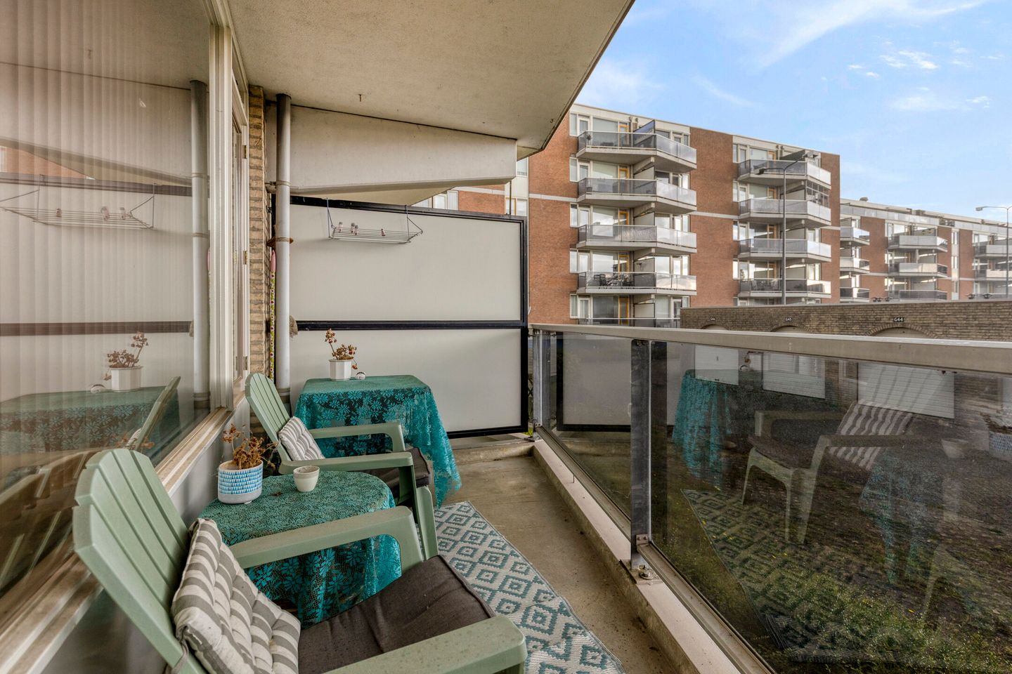 Spacious Ground Floor Apartment with Loggia and Balcony Near the Water — 25