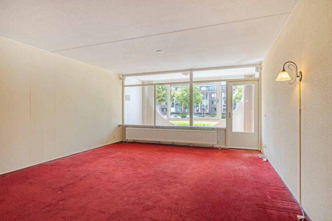 Spacious Ground Floor Apartment with Loggia and Balcony Near the Water — 7