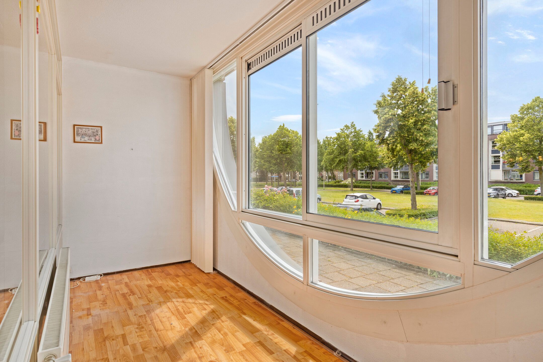 Spacious Ground Floor Apartment with Loggia and Balcony Near the Water — 9
