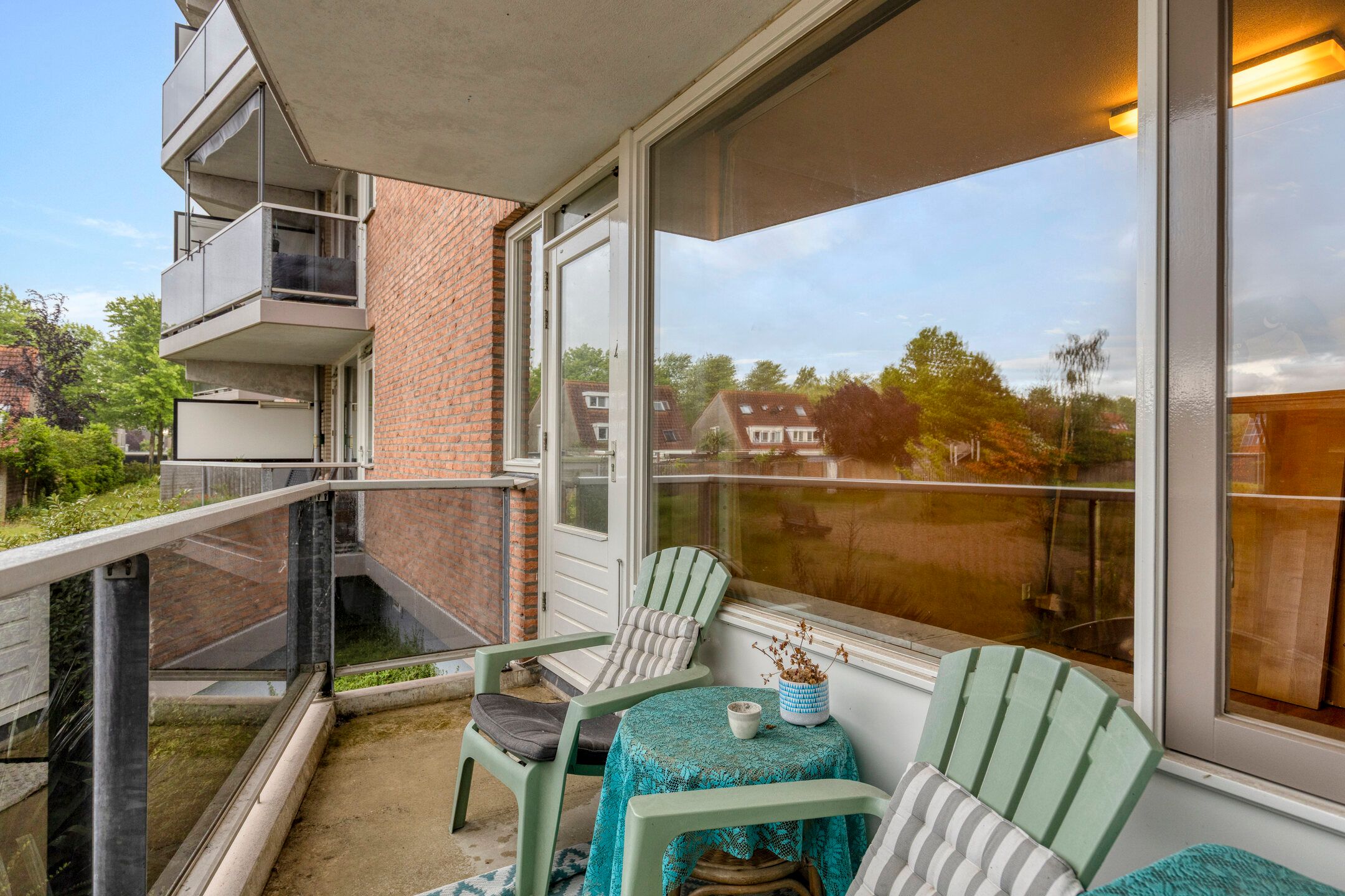 Spacious Ground Floor Apartment with Loggia and Balcony Near the Water — 24