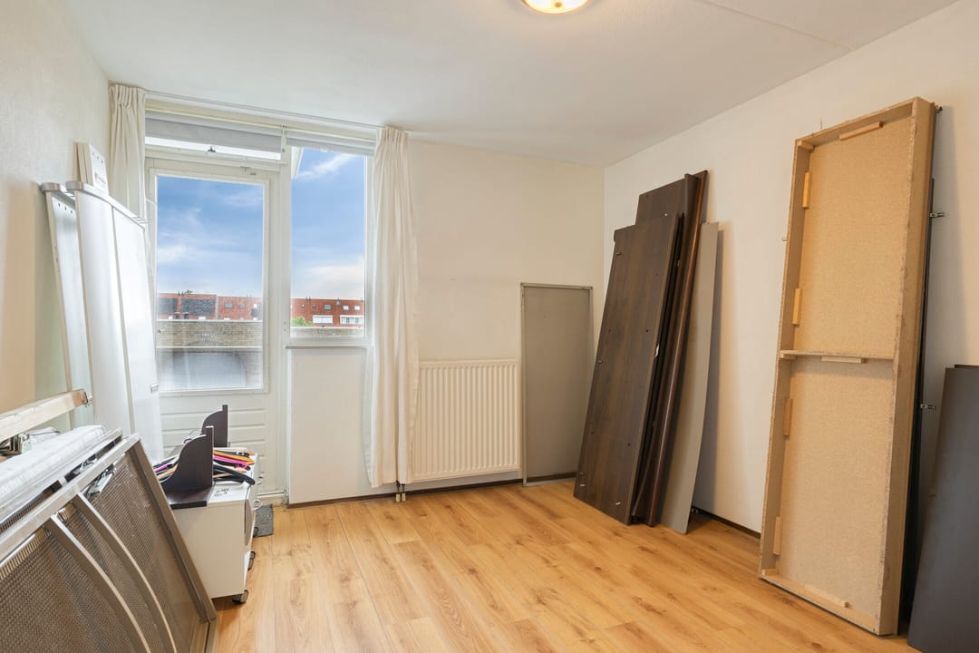 Spacious Ground Floor Apartment with Loggia and Balcony Near the Water — 23