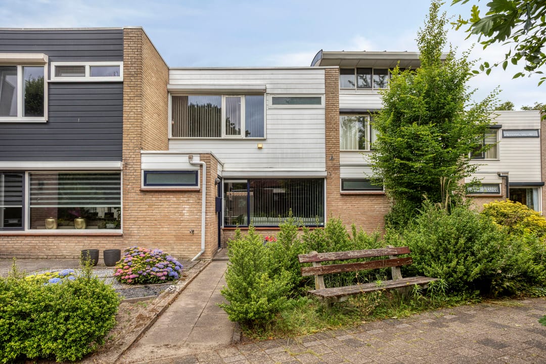Spacious 3 Bedroom Terraced Home in Green Quiet Neighborhood