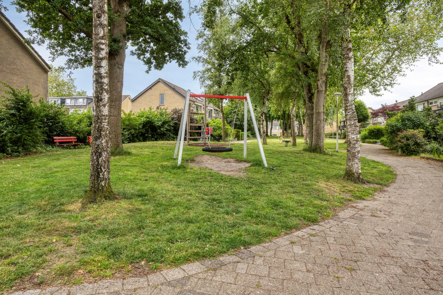 Spacious 3 Bedroom Terraced Home in Green Quiet Neighborhood — 25