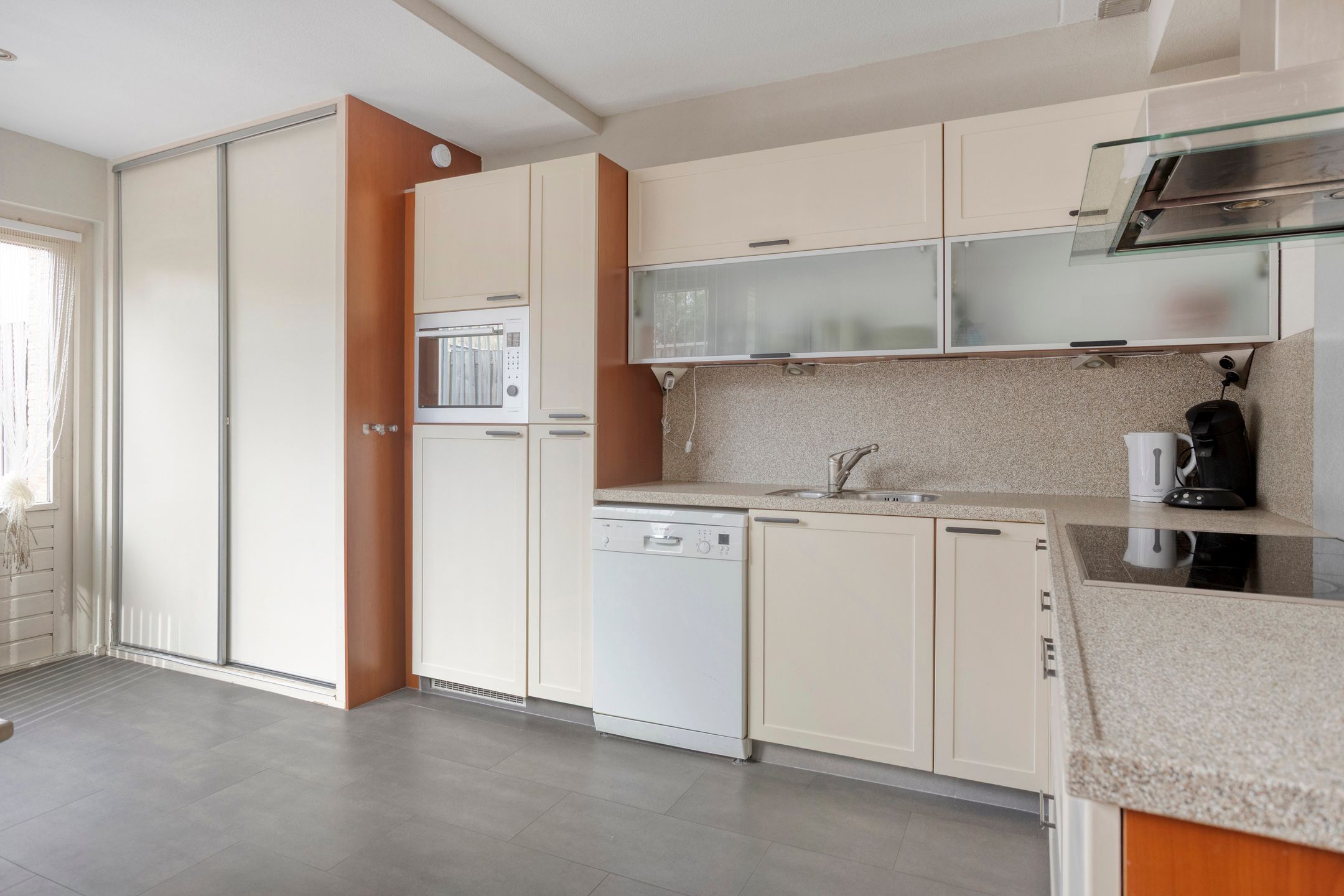 Spacious 3 Bedroom Terraced Home in Green Quiet Neighborhood — 12
