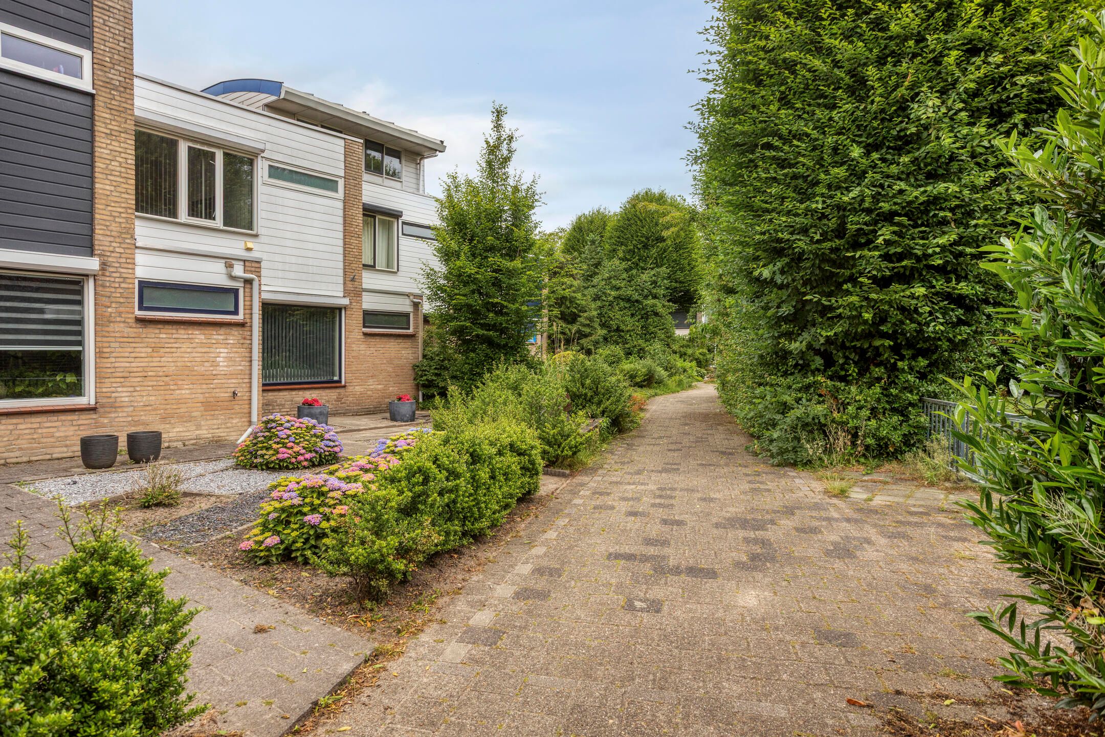 Spacious 3 Bedroom Terraced Home in Green Quiet Neighborhood — 27
