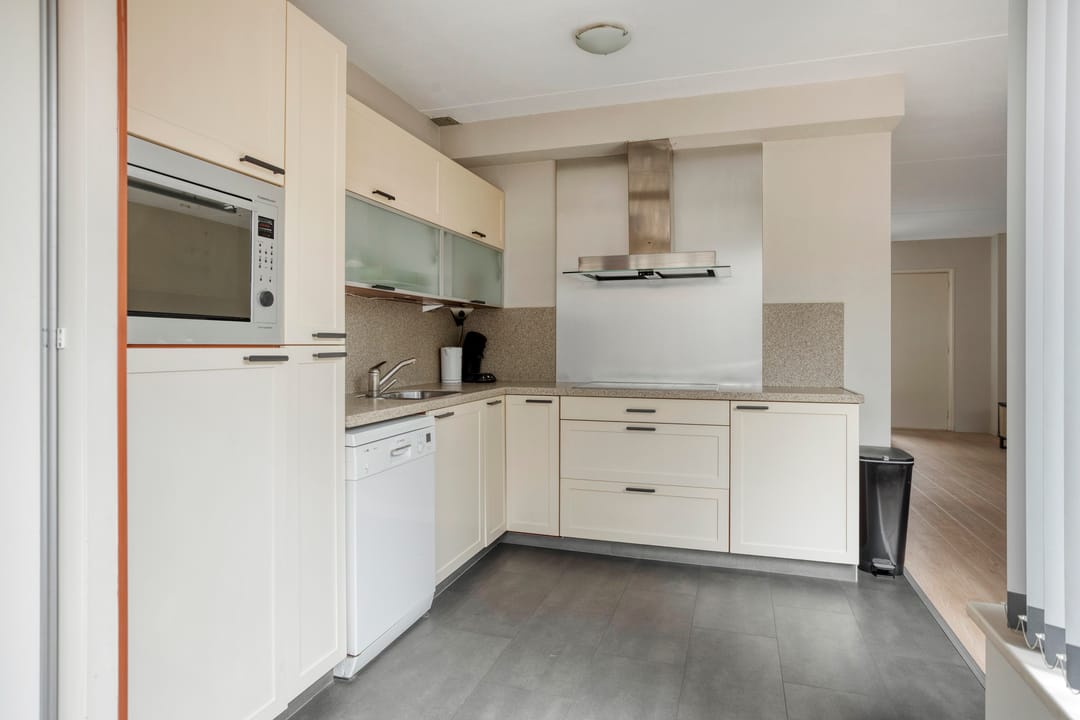 Spacious 3 Bedroom Terraced Home in Green Quiet Neighborhood — 11
