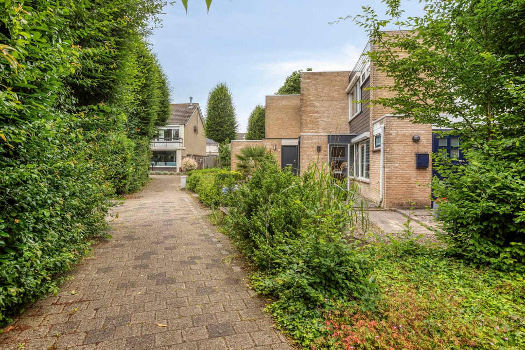 Spacious 3 Bedroom Terraced Home in Green Quiet Neighborhood — 26