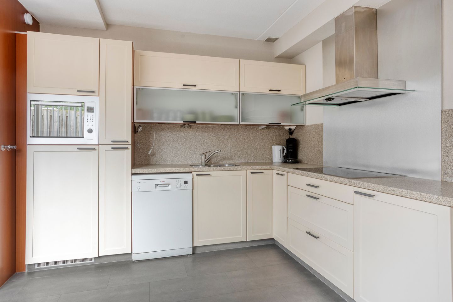 Spacious 3 Bedroom Terraced Home in Green Quiet Neighborhood — 10