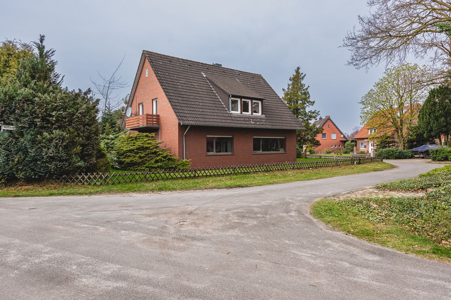 Spacious Detached Home with Double Living Potential in Quiet Geeste — 35
