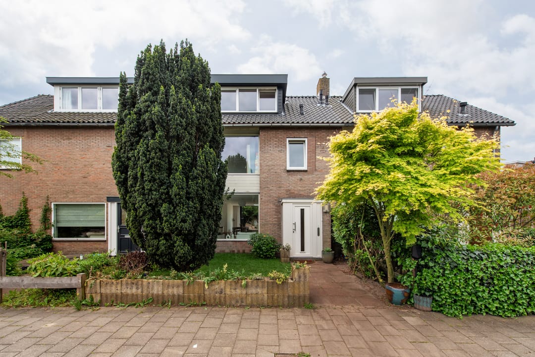 Luxuriously Renovated Family Home with South Facing Garden in Heemstede
