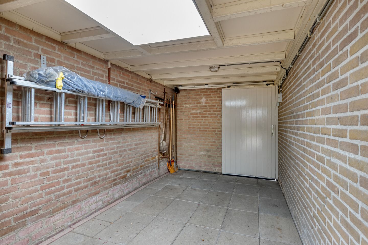 Spacious Family Home with Garden and Free-Standing Garage in Quiet Uden Neighborhood — 35