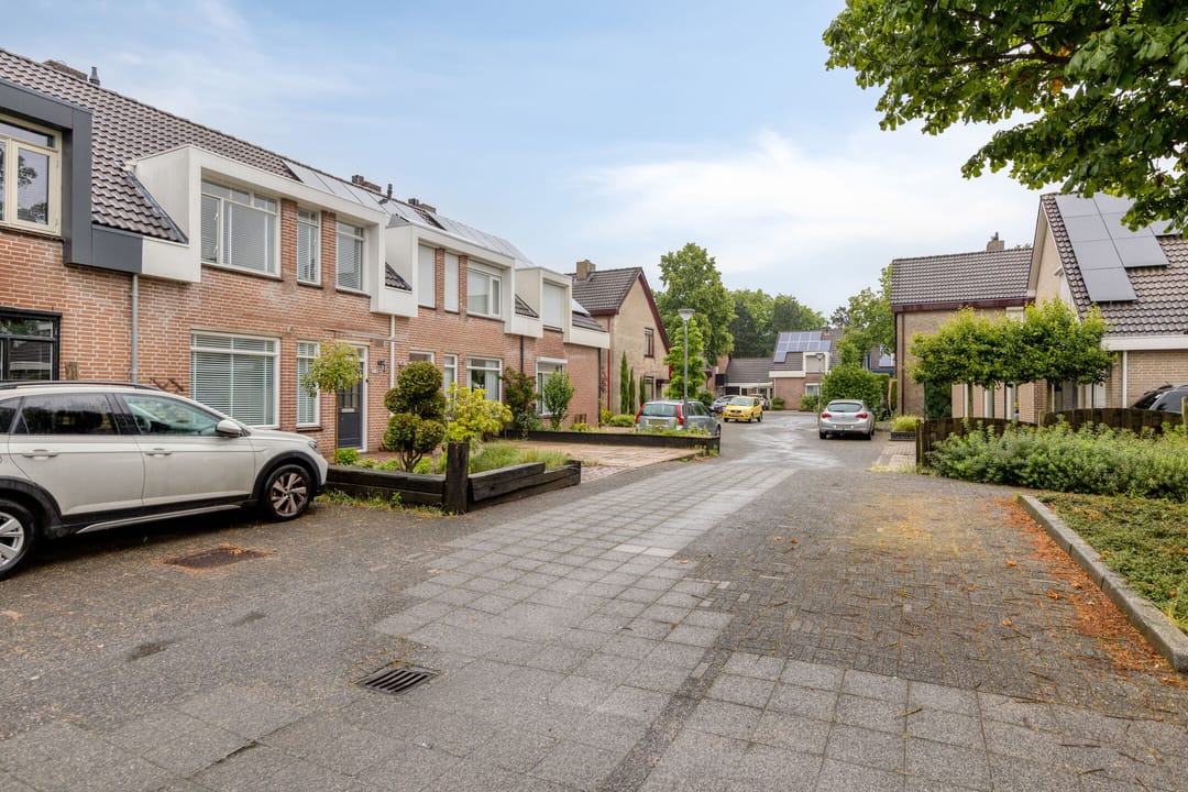 Spacious Family Home with Garden and Free-Standing Garage in Quiet Uden Neighborhood — 41
