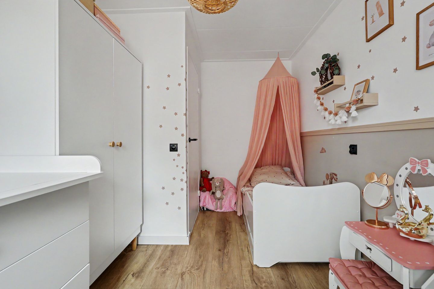 Spacious Terraced Home with West-Facing Garden in Waalwijk — 20