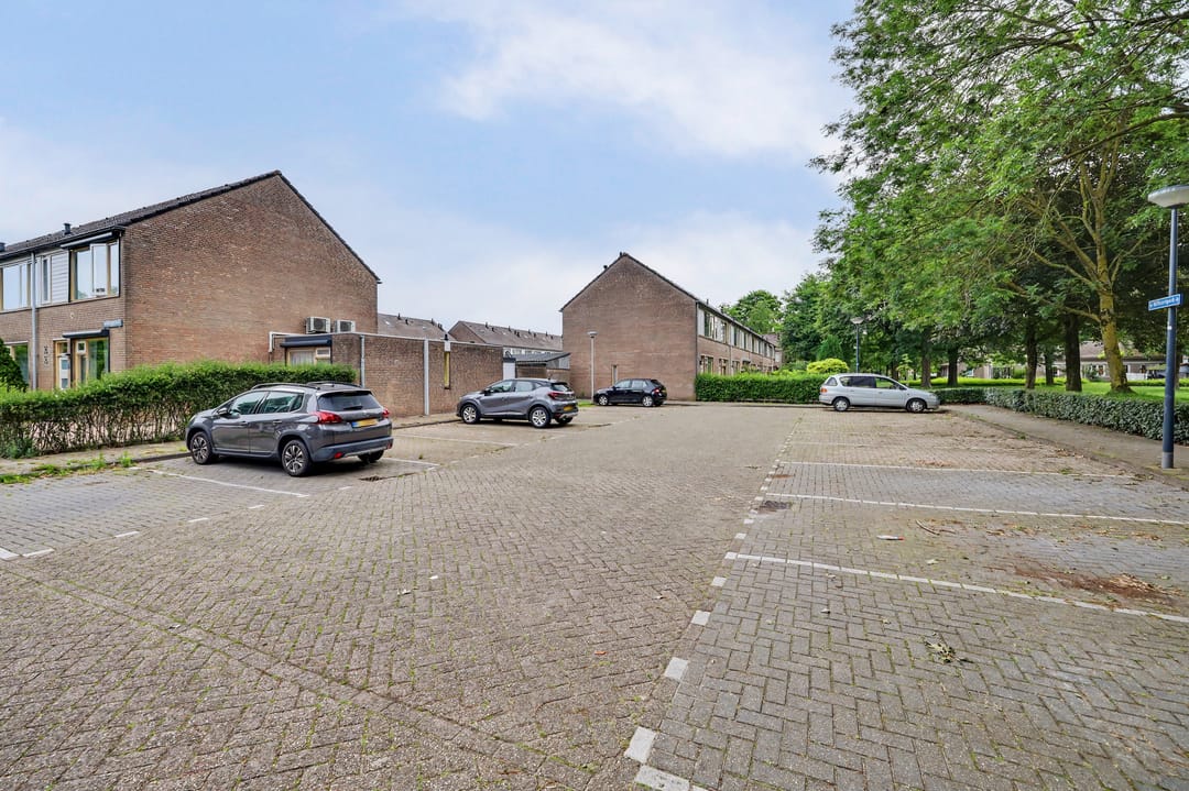 Spacious Terraced Home with West-Facing Garden in Waalwijk — 31