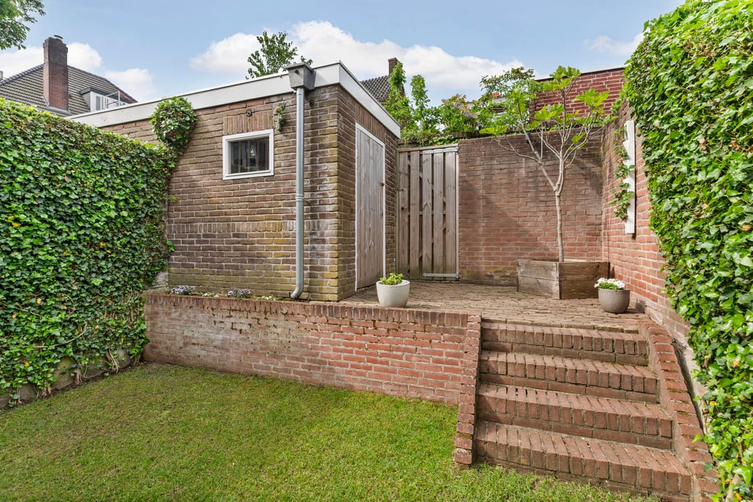 Characterful 1930s Townhouse with Original Details and Modern Comfort — 46