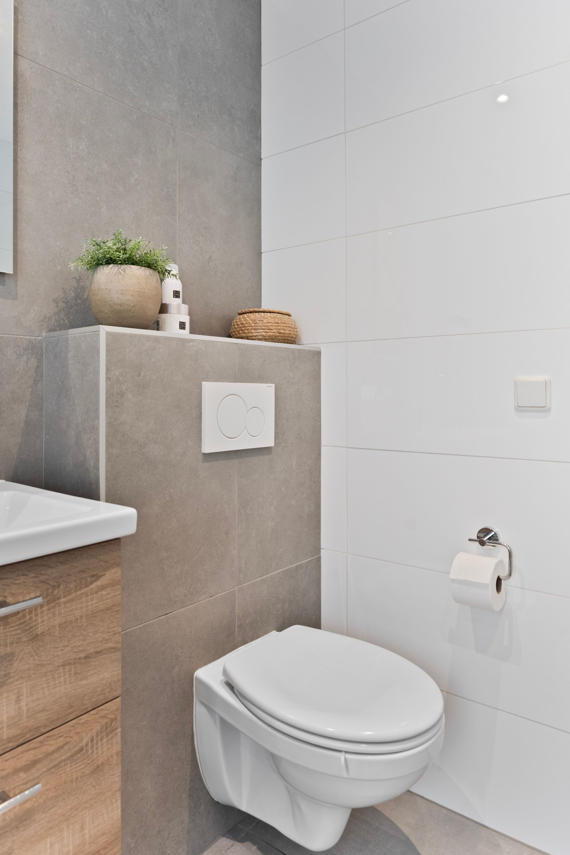 Characterful 1930s Townhouse with Original Details and Modern Comfort — 39